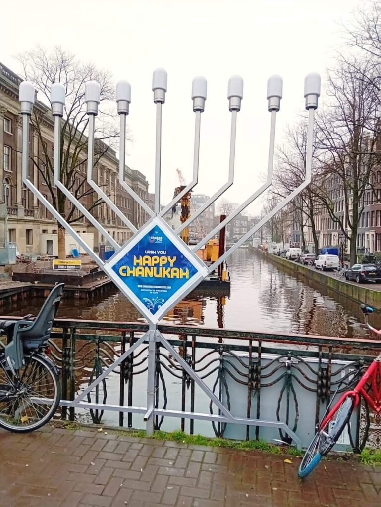 Menora bij de gracht