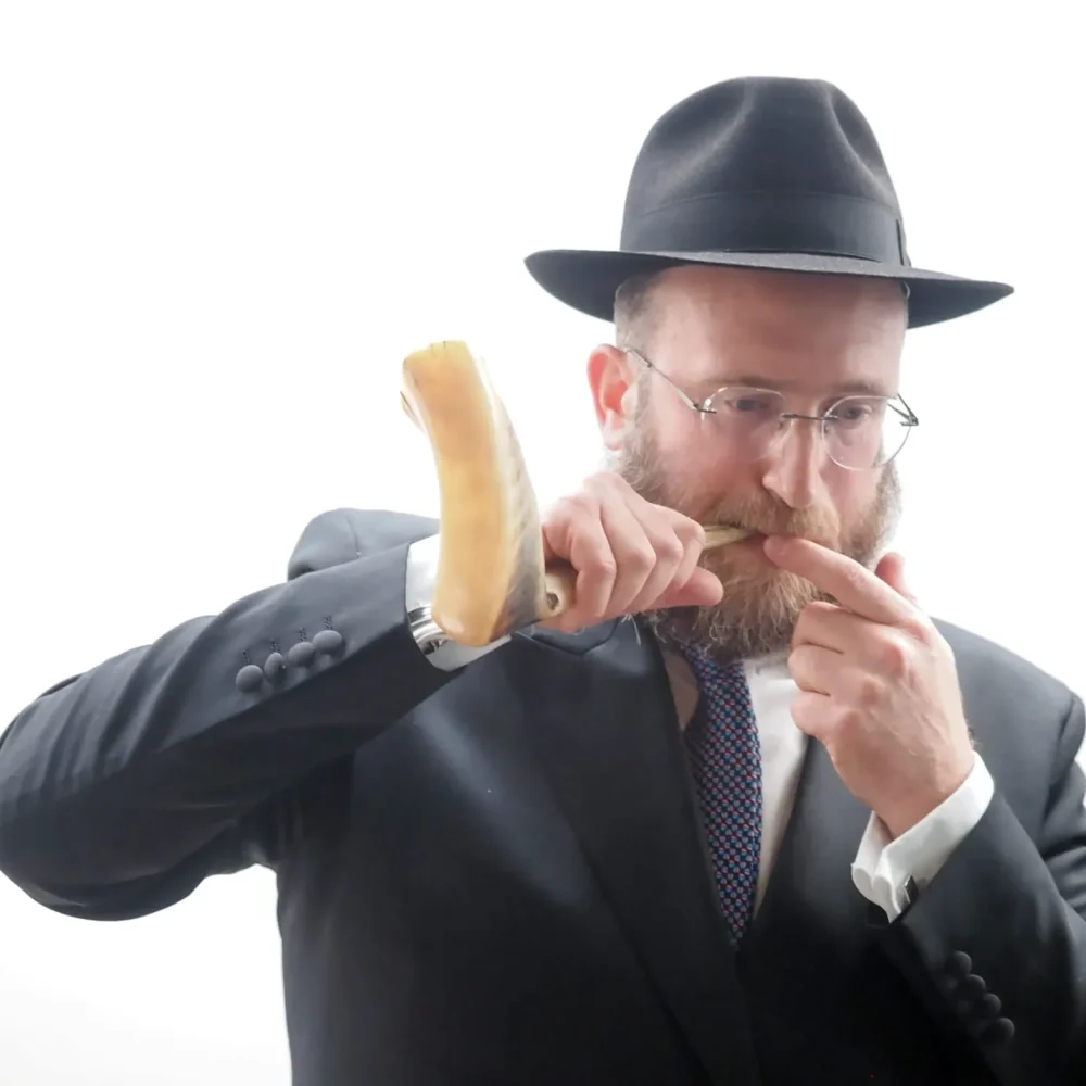 Rabbijn blaast op de sjofar